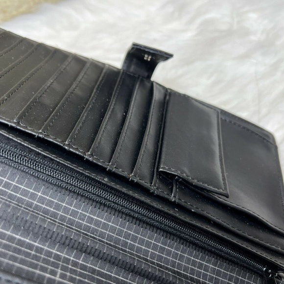 Leed's Bags Leeds Highmark Black Genuine Leather Travel Wallet
